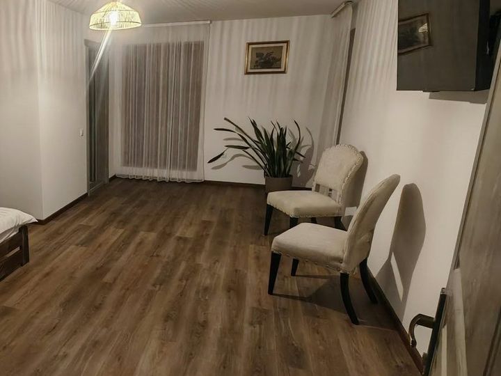 1 dormitor – pat dublu + canapea pentru 2 copii