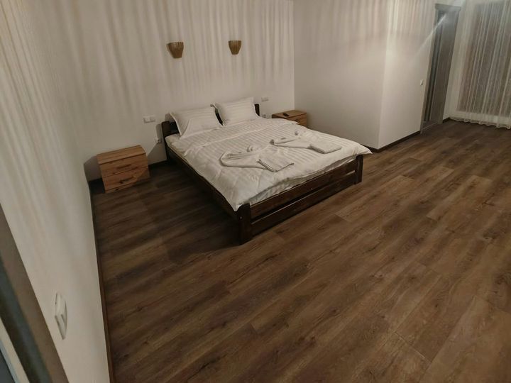 1 dormitor – două paturi duble