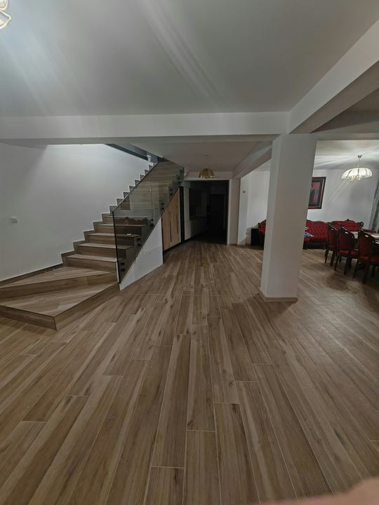 Living și scara spre etaj