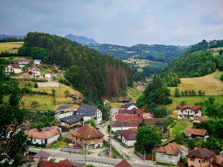 Priveliște asupra satului Poiana Mărului